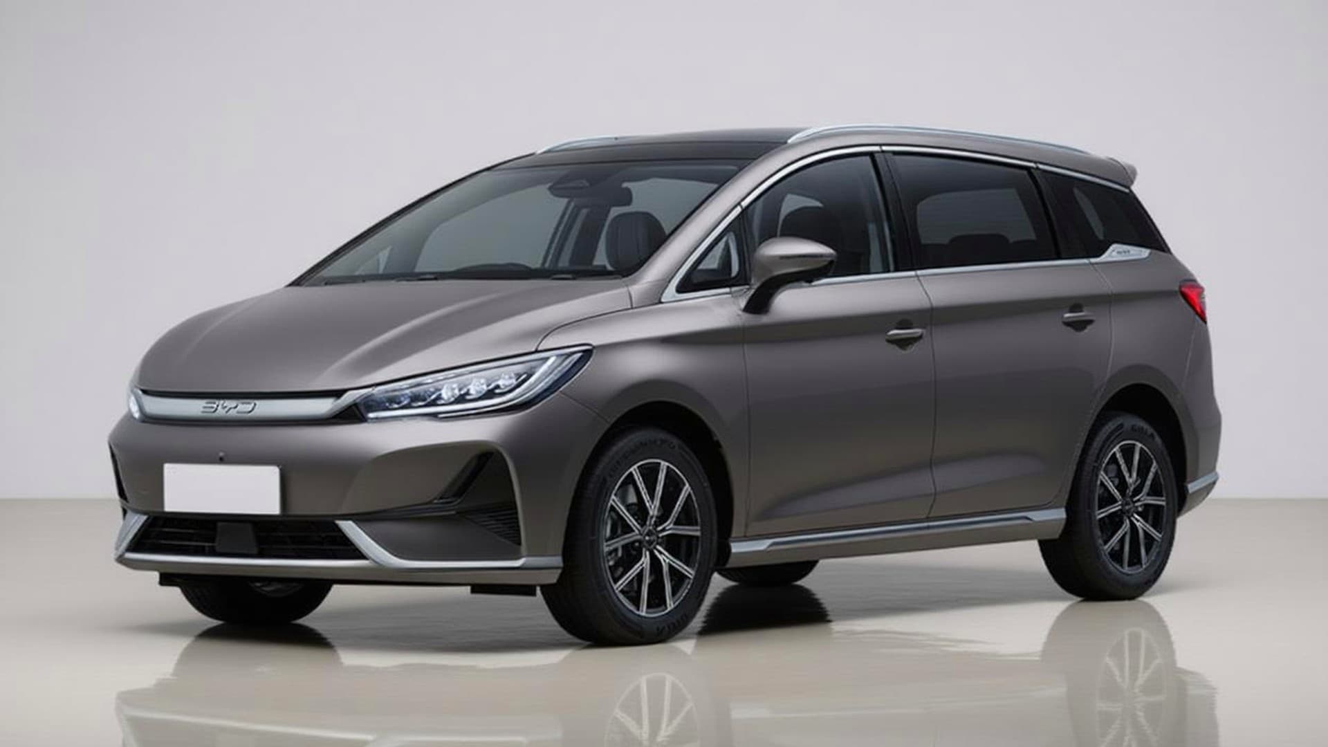 BYD M6 — Side