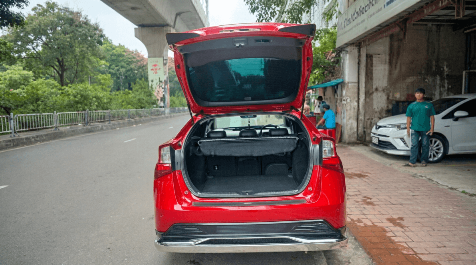 Toyota Prius LE FWD 2019 Red 3